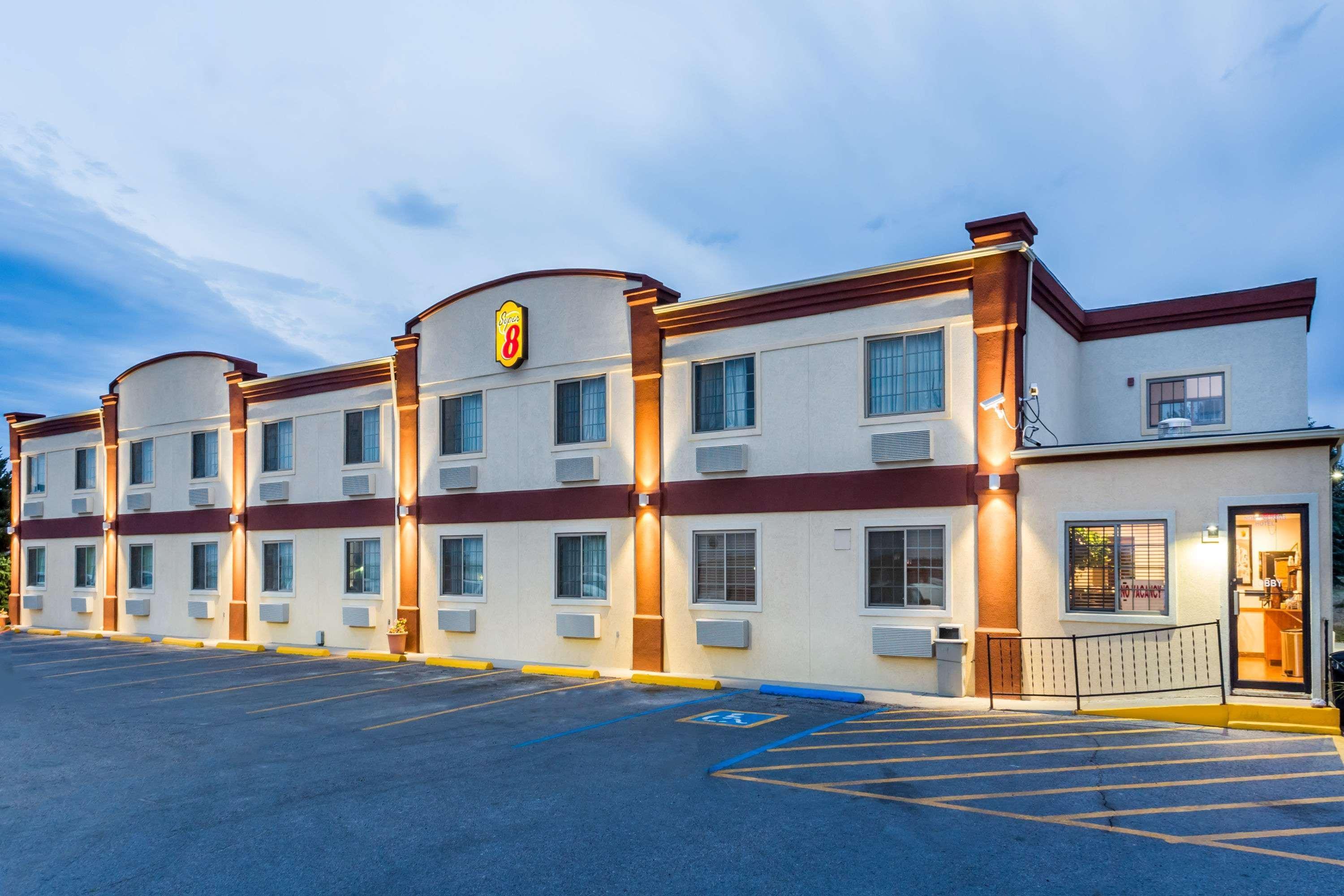Super 8 By Wyndham Douglas Ngoại thất bức ảnh